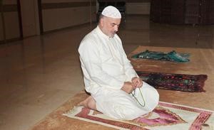 صالح عاشور بعد ان ادى صلاة الظهر في المجلس
