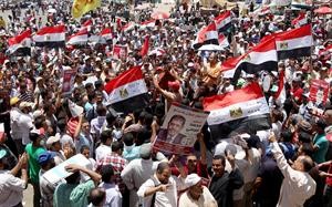انصار المرشح الرئاسي دمحمد مرسي يهتفون باسمه خلال تظاهرة لهم في ميدان التحرير امس افپ