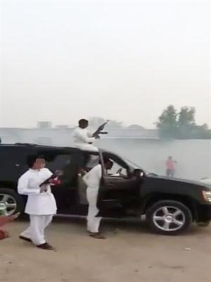 هكذا بدا شباب يطلقون النار في الهواء