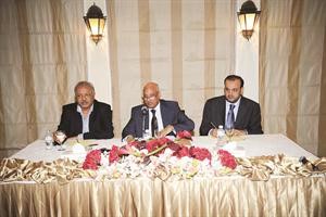 السفير عبدالكريم سليمان ودغانم النجار وداكرم فراج خلال الندوة هاني عبدالله
