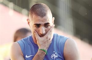 مهاجم فرنسا كريم بنزيمة يفكر قبل مواجهة اسبانيا
