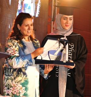 تكريم احدى الخريجات

