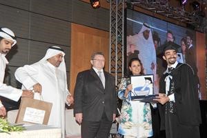تكريم احد الخريجين
