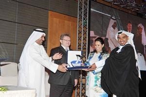 وشهادة تقدير لاحد الخريجين