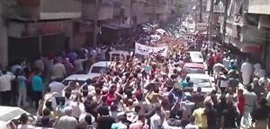 صورة بثها ناشطون لمتظاهرين في حي بستان القصر بحلب