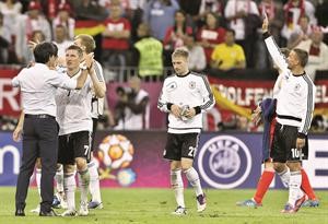 فرحة مدرب المانشافت يواكيم لوف مع اللاعبين شفاينشتايغر وپودولسكي بالفوز على اليونان والتاهل للدور نصف النهائي اپ
