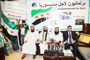 عادل المعاودة ود وليد الطبطبائي ومحمد هايف خلال الندوة اسامة ابو عطية