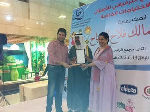 شادي علامة يتسلم درعا تكريمية من الشيخة شيخة العبدالله والشيخ مالك الصباح﻿