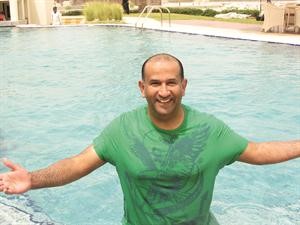 الاعلامي طلال الياقوت في حوض السباحة اثناء حلقة الخميس الماضي من حزة القايلة﻿