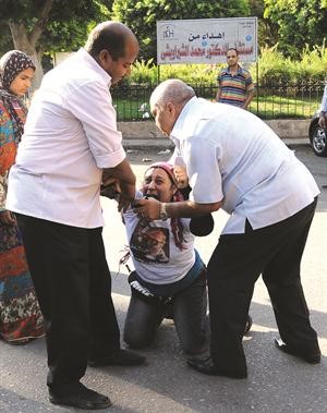 احدى مناصرات الفريق احمد شفيق تبكي منهارة على خسارته امس 