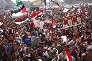 مئات الالاف يحتفلون في ميدان التحرير بفوز دمحمد مرسي برئاسة مصر امس اپ