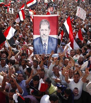 ومئات الالاف يحتفلون بفوز د مرسي في ميدان التحرير امس افپ
