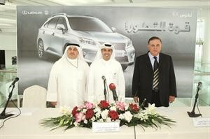 بدر مساعد الساير متوسطا عماد ملاعب وصلاح عبدالله خلال المؤتمر 