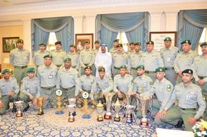 الشيخ مشعل الاحمد مكرما فرق الحرس الوطني