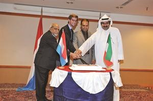 اقبال قرشي يشارك الحضور قطع كعكة الحفل قاسم باشا