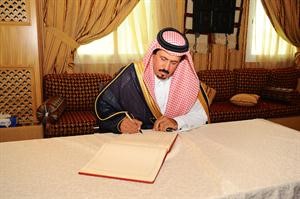 احد المواطنين السعوديين يسجل بيعته﻿