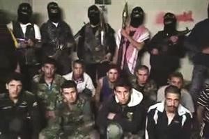 صورة بثها ناشطون لعناصر من الجيش الحر وعدد من الجنود النظاميين قالوا انهم اسروهم من قاعدة عسكرية بالنبك