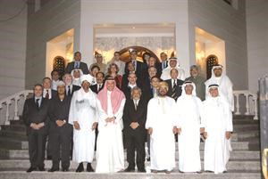 السفير الشيخ سالم المعشني متوسطا السفراء والحضور في المادبة﻿