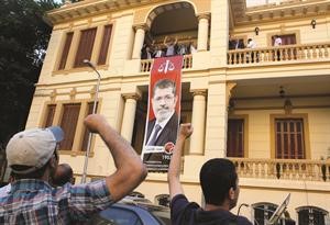 انصار الرئيس المصري د محمد مرسي يحتفلون بفوزه في مقر حملته الانتخابية في القاهرة امس 	اپ﻿
