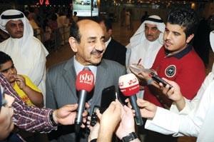 الخرافي متحدثا للصحافيين هاني الشمري