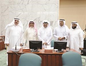 الاعضاء عبدالله العنزي ومهلهل الخالد وفرز المطيري ومحمد المفرج وموسى الصراف فريال حماد ﻿