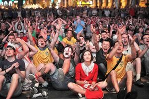 جماهير من مختلف الجنسيات تتابع يورو 2012 بترقب وشغف رويترز