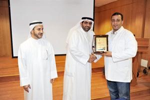 وموظف مثالي يتسلم درعه التذكارية
