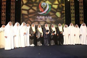 سمو رئيس الوزراء الشيخ جابر المبارك ودنايف الحجرف ومصطفى الشمالي مع عدد من الحضور انور الكندري