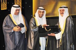 دنايف الحجرف يقدم هدية تذكارية للشمالي
