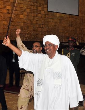 الرئيس السوداني عمر البشير خلال لقائه عددا من الطلاب الجامعي في الخرطوم ﻿