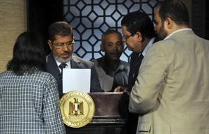 الرئيس د محمد مرسي خلال التحضيرات لالقاء اول خطاب له بعد انتخابه