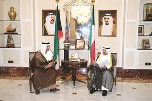 صاحب السمو الامير الشيخ صباح الاحمد لدى تسلمه استقالة الحكومة من سمو الشيخ جابر المبارك