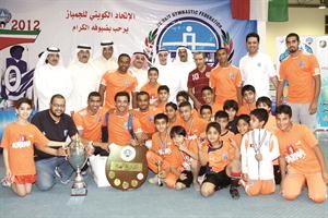 رئيس واعضاء الاتحاد مع فريق كاظمة البطل﻿