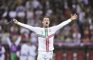 نجم البرتغال كريستيانو رونالدو يسعى لقيادة منتخب بلاده لمعانقة المجد عبر تخطي اسبانيا افپ
