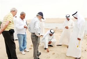 دناجي المطيري ووفد الابحاث خلال زيارتهم للمحمية﻿