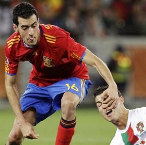 لاعب اسبانيا بوسكيتش يعيق البرتغالي رونالدو ويمسكه من انفه
