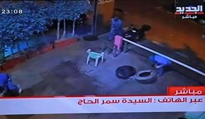ويحضرون الاطارات لاشعالها امام مدخل المبنى
