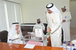 المستشار محمد بن ناجي اثناء تسليمه صناديق اللجان الى الامانة العامة ﻿
