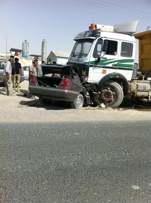 الشاحنة بعد الحادث المروع الذي شهده طريق الجهراء السريع امس 