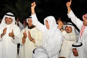احمد السعدون يرفع عقاله للحضور﻿