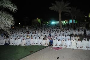 الحضور يؤدون صلاة العشاء في ساحة الارادة ﻿