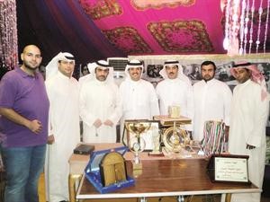 الشيخ دعيج الخليفة مع فريق برنامج صوت وصورة في قصر دسمان﻿