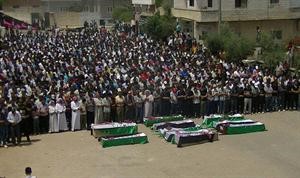 صورة بثها ناشطون لجنازة قتلى سقطوا بقصف القوات السورية لدرعا افپ 