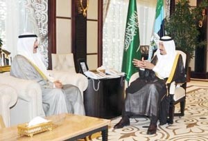صاحب السمو الملكي الامير سلمان بن عبدالعزيز خلال لقائه الشيخ محمد الخالد﻿