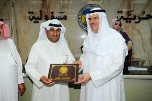 الشيخ سلمان الحمود مكرما الزميل محمد الدشيش﻿