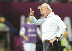 هولندا لم تقدم المامول في يورو 2012 تحت قيادة المدرب بيرت فان مارفيك
