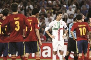 ترقب وحذر اسباني برتغالي خلال ركلات الترجيح	 افپ﻿