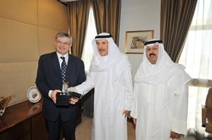 خالد الصقر مقدما هدية تذكارية لوزير خارجية جمهورية مالطا
