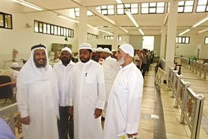 العجمي في المصنع مع العاملين به
