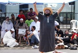 الشيخ احمد الاسير وانصاره خلال اعتصامهم في صيدا امس محمود الطويل